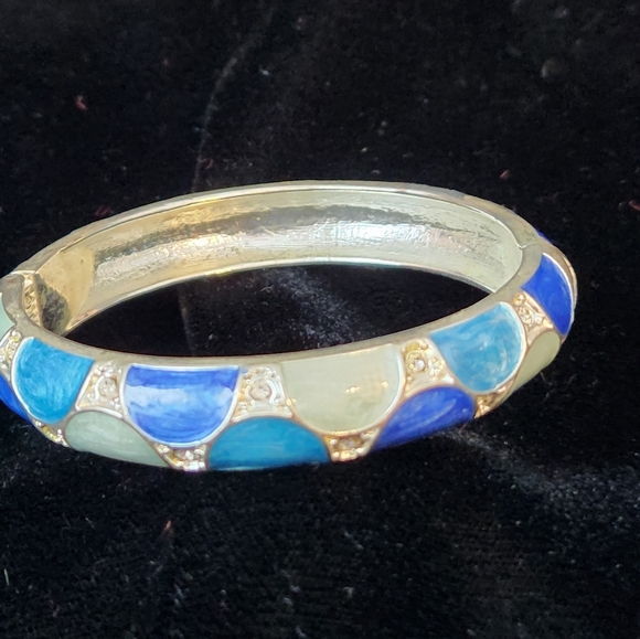 Enamled Metal two-tone bangle bracelet with hidden spring clasp. - Picture 2 of 5